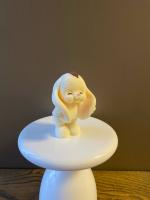 Зайка Виви задувает свечку