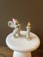 Мышонок серенький задувает свечку (розовая шапочка)