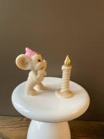 Мышонок бежевый задувает свечку (розовая шапочка)