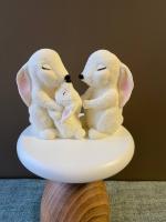 Мама зайчиха с зайкой и папой