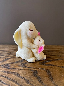 Мама зайчиха с зайкой