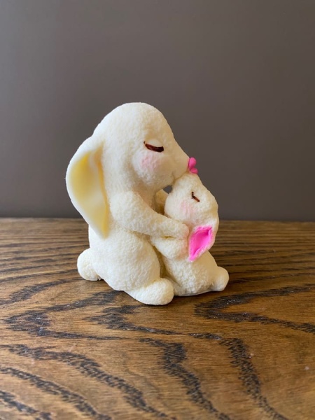 Мама зайчиха с зайкой