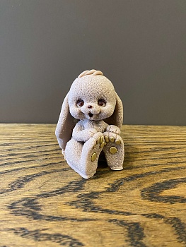 Зайка сидит держит лапки