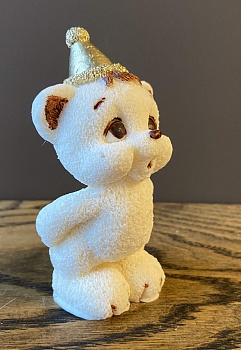 Котик задувает свечку