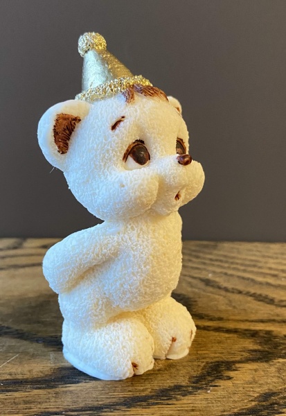 Котик задувает свечку