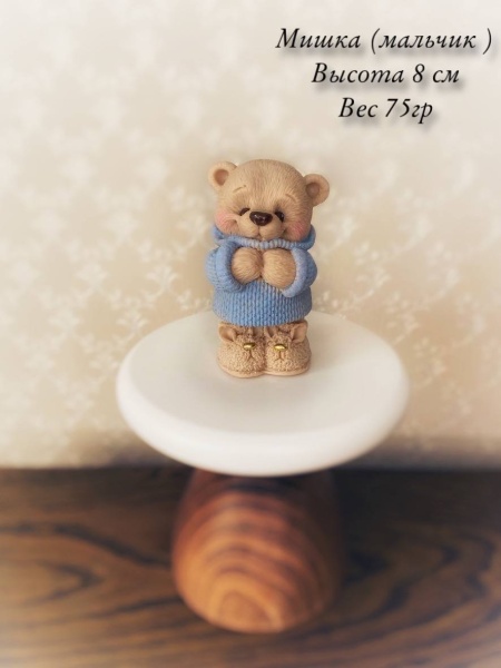 Мишка в кофточке голубой