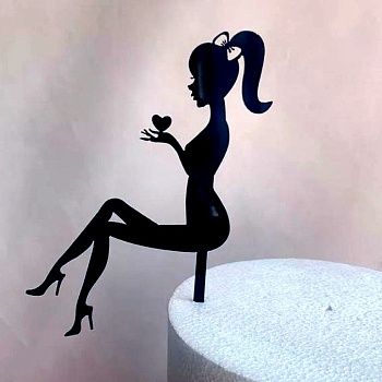 Топпер «Силуэт» девушка с сердцем в руках, черный