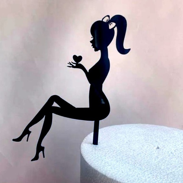 Топпер «Силуэт» девушка с сердцем в руках, черный