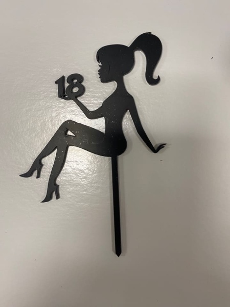 Топпер девушка сидит (черный акрил) 7,5 см 18 лет (+ ножка 7 см)