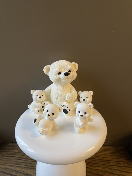 Семья белых мишек