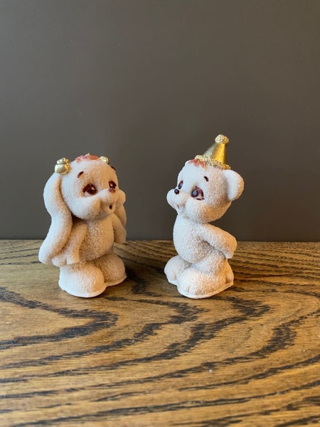 Котик задувает свечку