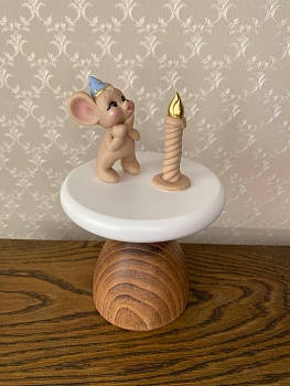 Мышонок бежевый задувает свечку (голубая шапочка)