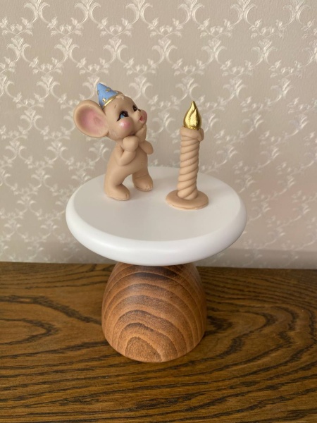 Мышонок бежевый задувает свечку (голубая шапочка)
