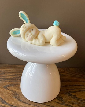 Фигурка малыш в шапке зайки