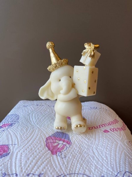 Слон с подарком