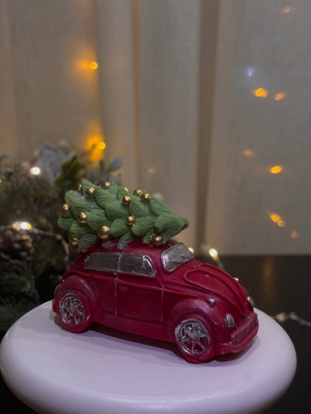 Машинка Жук с нарядной Ёлкой в купольной упаковке